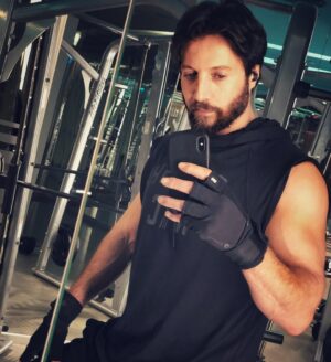 Mohammed Al Ahmad Instagram - #محمد_الأحمد #محمد_الاحمد #mohamad_al_ahmad #mohamad_alahmad 
#gym 
مساكم أصدقائي 🙃