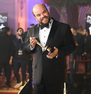 Mohamed Abdel Rahman Instagram - الحمد لله.. جائزة أفضل ممثل سينمائي كوميدي عن فيلم #الخطة_العايمة 🌟
من مهرجان نجم العرب ٢٠٢٠
@whathappensmagazine 
مبروك لكل اخواتي وأصدقائي صناع الفيلم ويارب الفيلم يحصد جوايز اكتر واكتر
بشكر كل الجمهور العظيم .. ويارب دايماً ابقى عند حسن ظنكم ❤️