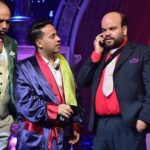 Mohamed Abdel Rahman Instagram - الحمد لله.. مبسوط جداً ب استقبالكم العظيم إمبارح لافتتاح مسرحية #هابي_نيو_يير_بالعربي مستنينكم الجمعة ١٥ يناير 🎉❤️ على مسرح Cairo Show (ماركيي) كايرو فستيفال سيتي - التجمع الخامس. للحجز👈🏻 https://cutt.ly/YhLy0Bk أو اتصل على 16826 العرض يبدأ 9:00 مساءً