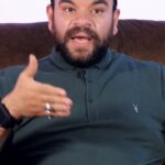 Mohamed Abdel Rahman Instagram - "يا زين ما اخترت يا محمد"😂 ده كان رد فعل مصطفى خاطر لما توتا قرر يكلمه عشان يختبر هو عارفه كويس ولالا، وللأسف الاختبار مكنش سهل.. شوفوا مكالمة محمد عبدالرحمن ومصطفى خاطر في لعبة تعرفني في الحلقة الجديدة من برنامج البوكس.. اللي ممكن تشوفها في اللينك في البايو