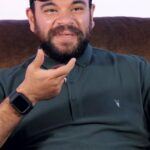 Mohamed Abdel Rahman Instagram - "الحمدلله الثقافة مهمة جداُ في حياتي"😎 عرف يجاوب على أسئلة كتير، وصعب عليه الشخص اللي اخترع اللبان، ومكنش عارف ممثلات بحرف التاء غير تارا عماد، محمد عبد الرحمن هو ضيف حلقة #في_البوكس الجديدة ممكن تشوفوها من اللينك في البايو