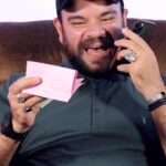 Mohamed Abdel Rahman Instagram - “وأنا عيل صغير كنت رايح أجيب فينو من محل طنط أم إبراهيم”🤫 عمل إيه عند محل طنط أم إبراهيم، و مصطفى خاطر عرف عنه كل حاجة ولالا؟، و3 ممثلات بحرف التاء أسمهم تارا عماد، وحاجات كتيرة هتشوفوها في الحلقة الجديدة من برنامج #في_البوكس مع الجميل محمد عبد الرحمن من اللينك في البايو