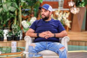Mohamed Abdel Rahman Instagram - استنوني في حلقة من القلب من غير عياط ضحك بس 
في معكم منى الشاذلي  يوم الخميس الساعة ٩ مساء
يا بركة دعاكي ياما 🤣🤣
#محمد_عبدالرحمن #الدعوة_عامة