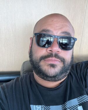 Mohamed Mamdouh Instagram - كل عام انتم بخير.. مش عارف اقول سنة سعيدة طبعا في ظل اللي بيحصل، بس يارب ٢٠٢٤ تبقى سنة عالاقل اخف ألمًا على اخواتنا واولادنا في غزة والاحتلال الظالم المجرم ينزاح ونشوف فيه عجائب قدرتك.. انا واثق ان ده هيحصل قريب