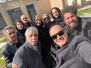 Mohsen Kiaei Instagram - عکس یادگاری از همگناه ،گروه درجه یکی که فقط برای رضایت شما کار کرد و شما بودین که بهش ارزش دادین،با یه کار دیگه بر میگردیم و تلاش میکنیم خیلی بهتر از کارهای قبلی باشه چون شما ارزش بهترینها رو دارین ،چه خوب بود اون روزها که کرونا نبود