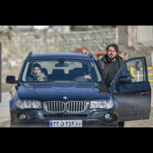 Mohsen Kiaei Instagram - ما اعضای صنوف سينماي ايران كه حرفه و معیشت خود و خانواده هایمان مستقیماً وابسته به توليد محصولات فرهنگي تصويري است ، اعتراض شدید خود را نسبت به انتقال مسئولیت شبکه نمایش خانگی از سازمان سینمایی به صدا و سیما اعلام می داریم.
ما همچنین برای کسانی که پنهان و آشکار تلاش می کنند در سال جهش تولید این صنعت نوپا را به نابودی بکشانند نیز اظهار تاسف می کنیم.
فرصتهاي شغلي بوجود آمده از توليد محصولات شبكه نمايش خانگي و پلتفرمهای "وی او دی " بالغ بر سه تا پنج هزار فرصت شغلي مستقيم و غير مستقيم در سال است که سیاست های غیر پاسخگوی صدا و سیما بدون شک باعث فرار سرمایه از این صنعت شده و ضرر معیشتی هنگفتی به اهالی سینما وارد خواهد کرد. 
سپردن سرنوشت اين پديده نوپاي تولید و توزیع به سازمانی که خود رقیب آن است تصمیمی اشتباه و غیر قابل جبران خواهد بود. 
نباید فراموش کرد که این شبكه نمايش خانگي  و پلتفرمهای " وی او دی " بودند که در این‌ ماه های سخت بیماری فراگیر کرونا و بی رونقی سالن های سینما توانستند با اکران آنلاین کمک زیادی به سینمای ایران کنند و با تولید سریال ها و محصولات جدید در حال پيدا كردن مسیر خود جهت هرچه حرفه ای تر شدن هستند . بدیهی است که همه توليدات در يك سطح و بری از کاستی و عيب نيستند ، اما بدون شک و براساس تحلیل های تجربی / حرفه ای ، عرصه رقابت و نياز جامعه خود به خود استانداردها و كيفيت كارها را بالا خواهد برد . در حالی که میتوان پیش بینی کرد که صدا وسيما با رقابت ناصحيح با اين پديده نو پا و شاید هم با قصد حذف رقیب ، باعث از دست رفتن مخاطبین رسانه های داخلی شده و این عرصه را نیز در اختیار شبکه های ماهواره ای قرار خواهد داد.
ما اصناف سینمائی از مسئولین و دلسوزان این عرصه می خواهیم که با جلوگیری از این اشتباه تاریخی، مخاطبان شبکه های داخلی را به سوی رسانه های خارجی سوق ندهند و به ایجاد بی ثباتی و فرار سرمایه گذاری مشروع از این حوزه فرهنگ و هنر دامن نزنند.

انجمن صنفی کارگردانان سینما(کانون کارگردانان)
انجمن صنفی تهیه کنندگان سینما (اکت)
انجمن صنفی فیلمنامه نویسان سینما
انجمن صنفی بازیگران سینما
انجمن صنفی فیلمبرداران سینما
انجمن صنفی تدوین‌گران سینما
انجمن صنفی صدابرداران و صداگذاران سینما
انجمن صنفی کارگردانان مستند
انجمن مدیران تولید سینما
انجمن صنفی چهره پردازان سینما
انجمن برنامه ریزان و دستیاران کارگردان
انجمن صنفی دستیاران فیلمبردار
انجمن صنفی مدیران و دستیاران تدارکات سینما