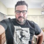 Mohsen Kiaei Instagram – روزگار عجیبی شده است ،حتی وقتی می خندیم منظورمان چیز دیگریست ،وقتی همه چیز خوب است می ترسیم ،ما به لنگیدن یک جای کار عادت کرده ایم .
ابتهاج