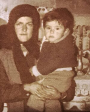 Mohsen Kiaei Instagram - چقدر این روزها آغوشت را کم دارم  مامان مونس.