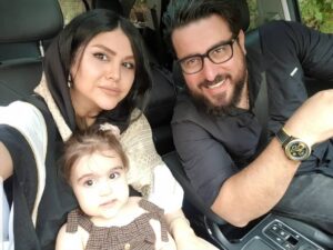 Mohsen Kiaei Instagram - عزیزم تولدت مبارک ممنون ازاینکه همون قدر که همسر خوبی هستی مادر خوبی هم هستی برای رز🌹 مون 🎂🎂🎂🌹🌹🌹♥️♥️♥️