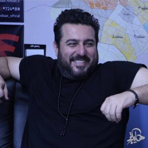 Mohsen Kiaei Instagram - در انتهای چهل سالگی ،همچنان گمان میکنم مادرم زنده است او در من زندگی می کند ،نیمی از من اوست،اوست که در من ادامه دارد ،پس جوری زندگی میکنم که او میخواست ،حالا که اینجا ایستاده ام خوشحالم از داشتن خانواده ام ،اقوامم ، دوستانم و همه شما همراهانم
 ،ممنون برای تبریکاتون