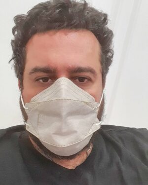 Mohsen Kiaei Instagram - سلام به همه دوستان ،رفقا ،مردم عزیز ،اقوام و همکاران عزیزم که توی این چند روز جویای احوالم بودن ،خدارو شکر به لطف دوستان و پزشکان محترم در بیمارستان نیکان ،خانوم محمدی ،دکتر طبرسی دکتر سروش و همه کادر درمان از بیمارستان مرخص شدم و ادامه کار درمانم در خونه انجام میشه ،خوشحالم از داشتن تک تکتون ،به امید روزی که همه ایرانیان عزیز واکسن بزنن و این کمترین حق همه ماست ،درد بدیست امیدوارم گرفتارش نشید .