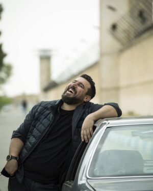 Mohsen Kiaei Instagram - 🎬
فیلمبرداری «نگهبان شب» بعد از کاهش شیوع کرونا ادامه می‌ یابد
.
فیلمبرداری فیلم جدید سید رضا میرکریمی با عنوان #نگهبان_شب که از زمستان سال گذشته آغاز شده بود، به دلیل گسترش بیماری کرونا موقتا متوقف شده و بعد از کاهش بیماری در جامعه ادامه می‌یابد.
.
به گزارش مشاور رسانه‌ای پروژه، فیلم سینمایی «نگهبان شب» به نویسندگی مشترک رضا میرکریمی و محمد داوودی و کارگردانی و تهیه‌کنندگی رضا میرکریمی در زمستان سال گذشته آغاز شد و بر اساس برنامه‌ریزی‌های انجام شده بیش از دو هفته دیگر از فیلمبرداری باقی مانده است.
.
به دلیل گسترش شدید بیماری کرونا و بنا بر دستور ابلاغ شده توسط سازمان سینمایی و سمعی بصری وزارت فرهنگ و ارشاد اسلامی، فیلمبرداری این اثر سینمایی موقتا متوقف شده که بعد از فروکش کردن نسبی بیماری و با صدور مجوز توسط سازمان سینمایی ادامه خواهد یافت.
.
نقش‌آفرینی محسن کیایی در این فیلم به تازگی پایان یافته و حضور سایر بازیگران در مقابل دوربین همچنان ادامه دارد. میرکریمی که تعدادی از بازیگران فیلم جدیدش را در پی انتشار فراخوان انتخاب کرده است، با این اثر نیز مانند ساخته‌های قبلی خود چند چهره تازه به سینمای ایران معرفی خواهد کرد.
.
محسن کیایی، تورج الوند، لاله مرزبان، علی اکبر اصانلو، صفورا خوش طینت، فهیمه هرمزی، زهرا اسلامی، پرهام غلاملو، محمدصادق ملک، علی غابشی، مهراد اکبرآبادی، ایمان سلگی، نوید بانی با حضور افتخاری ویشکا آسایش و کیومرث پوراحمد جمع بازیگران «نگهبان شب» را تشکیل می‌دهند.
.
عوامل این فیلم نیز عبارتند از: تهیه کننده و کارگردان: رضا میرکریمی، نویسندگان: رضا میرکریمی و محمد داودی بر اساس طرحی از رضا میرکریمی، مدیر فیلمبرداری: مرتضا هدایی، مجری طرح و مدیر تولید: محمدصادق میرکریمی، برنامه ریز و دستیار اول کارگردان: محمد عسگری، طراح چهره پردازي: محمود دهقانی، صدابردار: سعید بجنوردی، طراحی و ترکیب صدا: امیر حسین قاسمی، تدوین: رضا میرکریمی، طراح صحنه: سعید حسنلو، طراح لباس: زهرا صمدی، منشی صحنه: محمود نجفی، مدیر تبلیغات: میثم میرزائی، آریان امیرخان، مدیر تدارکات: محمد مجتهدی، عکاس: حافظ احمدی، فیلمبردار پشت صحنه: فاطمه تقوی و جلوه‌های ویژه رایانه‌ای: محمد برادران.
.
@mirkarimi.reza
@mirkarimisadegh