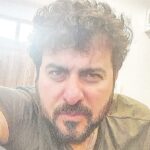 Mohsen Kiaei Instagram - شب در چشمان من است به سیاهی چشم‌هایم نگاه کن روز در چشمان من است به سفیدی چشم‌هایم نگاه کن شب و روز در چشمان من است به چشم‌هایم نگاه کن پلک اگر فرو بندم جهان در ظلمت فرو خواهد رفت! حسین پناهی