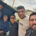Mohsen Kiaei Instagram - نگهبان شب کاری درجه یک، گروهی بی نظیر، کارگردانی کار بلد و دوست داشتنی و محترم،به امید اتفاقهای خوب برای فیلمی پر زحمت و دوست داشتنی،دلمون برای همتون تنگ میشه . در فضای باز برای یک عکس یادگاری ماسک ها رو برداشتیم عکس برای چند روز پیشه