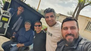 Mohsen Kiaei Instagram - نگهبان شب 
کاری درجه یک، گروهی بی نظیر، کارگردانی کار بلد و دوست داشتنی و محترم،به امید اتفاقهای خوب برای فیلمی پر زحمت و دوست داشتنی،دلمون برای همتون تنگ میشه .
در فضای باز برای یک عکس یادگاری ماسک ها رو برداشتیم 
عکس برای چند روز پیشه
