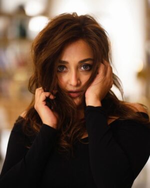 Monali Thakur Instagram - Few more ♥️🤍🌸🧚🏻‍♀️..
.
.
#monali #monalithakur #posing #candid #joy #love #indiadiaries