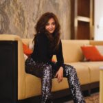 Monali Thakur Instagram - Pick your favourite 🧡🤍🧚🏻‍♀️🌸.. . . #monali #monalithakur #shots #balenciaga #night #photoshoot #lookoftheday . @anjanavaphotos
