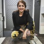 Monali Thakur Instagram - Ji..🌸🧚🏻‍♀️🙏🏻🤍👑.. . . #monali #monalilive #adrenalin #versace #night #indiatour #november #2023 #delhi