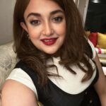 Monali Thakur Instagram - Pre gig photo dump 🌸🤍🧚🏻‍♀️♥️🌺.. . . #monali #monalithakur #monalilive #redlips #love #selfietime #cheers