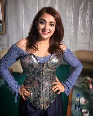 Monali Thakur Instagram - Green room moments! 🌺🌸♥️🤍🪔🧚🏻‍♀️💥✨🥰💥..
.
.
#monali #monalithakur #aboutlastnight #monalilive #diwali #celebrations #india #tour #diaries #love #always