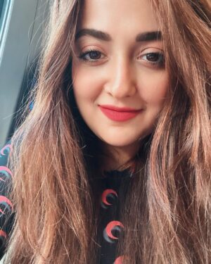 Monali Thakur Instagram - Selfie photo dumping time.. train mein wellapanti! ..
.
.
#monali #monalithakur #europe #travelgram #goodlife #purposeful #life #motivated #balanced #stable #strong #mind #iknowwhatiwant #dontwant #maggots 🌸🧚🏻‍♀️🤍