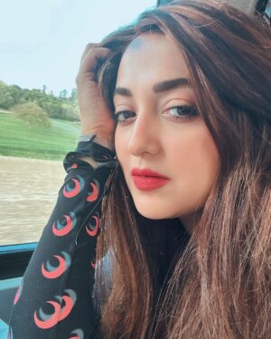 Monali Thakur Instagram - Selfie photo dumping time.. train mein wellapanti! ..
.
.
#monali #monalithakur #europe #travelgram #goodlife #purposeful #life #motivated #balanced #stable #strong #mind #iknowwhatiwant #dontwant #maggots 🌸🧚🏻‍♀️🤍