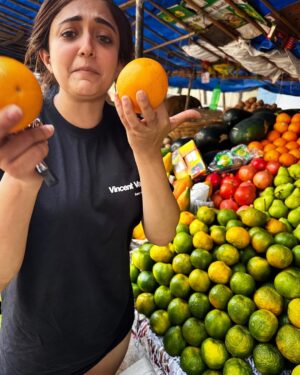 Monali Thakur Instagram - The kinda life me likes.. as diverse as possible.. fruit-full life.. literally.. one of the good mornings..🌸..
.
.
#monali #monalithakur #fruits #morning #market #postworkout #happiness #my #kinda #balance