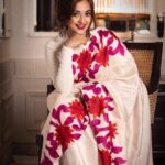 Monali Thakur Instagram - How are we..? 🌸🧚🏻‍♀️.. . . #monali #monalithakur #proud #sister #indian #handpainted #saree #love #pose #pretty .. . . saree - @goswamithakurmehuli ❤️ hairstylist- @reenaduttahairstylist Makeup - @anishaachhabriamakeup
