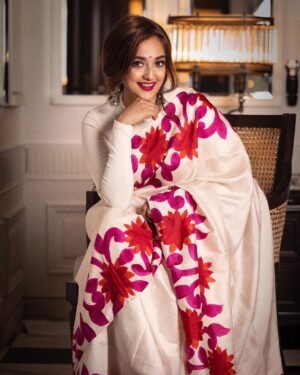 Monali Thakur Instagram - How are we..? 🌸🧚🏻‍♀️..
.
.
#monali #monalithakur #proud #sister #indian #handpainted #saree #love #pose #pretty ..
.
.
saree - @goswamithakurmehuli ❤️
hairstylist- @reenaduttahairstylist 
Makeup - @anishaachhabriamakeup