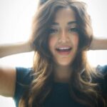 Monali Thakur Instagram - Hola..🩵 . . #monali #monalithakur #goodmorning #halo #softlight #candidphotography #justlikethat