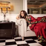 Monali Thakur Instagram - Am a proud sister.. ❤️ that’s all I can say at the moment..🤍 . . Saree - @goswamithakurmehuli Hair stylist - @reenaduttahairstylist Makeup - @anishaachhabriamakeup . . #monali #monalithakur #colourful #photoshoot #indian #avatar #bandhabithestore #beautiful #saree #love