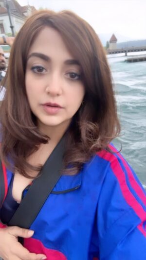 Monali Thakur Instagram - Hum tourist log I tell ya! 😜🤓🥸🥳..
.
.
#monali #monalithakur #velapanti #vacation #chill #rainyday #luzern