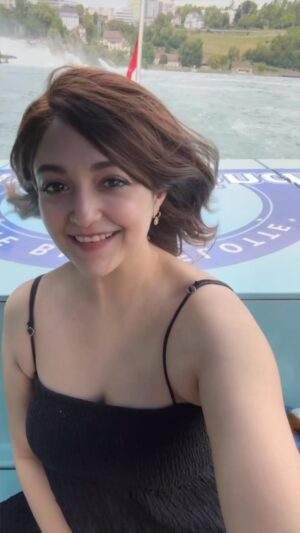 Monali Thakur Instagram - Such a tourist I am! 😜🧚🏻‍♀️🌸..
.
.
#monali #monalithakur #tourist #me #rhinefalls #switzerland #justlikethat #summertime #madness