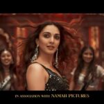 Monali Thakur Instagram - Sajjke sawarke aaye dhoom dhaam se! 💥 Leke #RaatBaaki! Song out now 🤍✨ #SajidNadiadwala #SatyaPremKiKatha @kartikaaryan @kiaraaliaadvani @sameervidwans @shareenmantri @arora.kishor @karandontsharma @kamera002 @vijayganguly @nadiadwalagrandson @namahpictures @wardakhannadiadwala @gajrajrao #SupriyaPathakKapur @randeria_siddharth @shikhatalsania @rajpalofficial @anooradha_patel @meetbrosofficial @monalithakur03 @piyushmehroliyaa @Kumaarofficial #BhushanKumar @tseries.official @penmovies