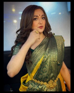 Monali Thakur Instagram - Something happy happy is brewing up for this Pujo..🤍🌸🧚🏻‍♀️..
.
.
#monali #monalithakur #indiandiaries #indianavatar #shoot #festivals