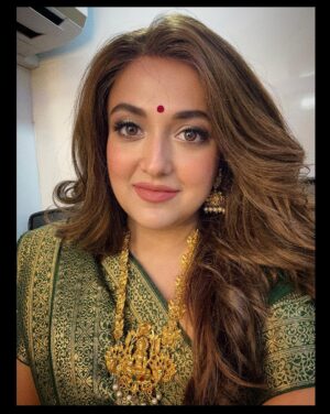 Monali Thakur Instagram - Something happy happy is brewing up for this Pujo..🤍🌸🧚🏻‍♀️..
.
.
#monali #monalithakur #indiandiaries #indianavatar #shoot #festivals