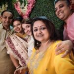 Monali Thakur Instagram - Family Reunion after long.. from younger sister giving birth to her first child to my Maa stepping out of her house after more than a year.. it was a nostalgic, love filled day well spent in Kolkata.. . . #monali #monalithakur #bengali #family #childhood #nostalgia #gettogether #small #simple #happiness #of #life