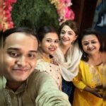 Monali Thakur Instagram - Family Reunion after long.. from younger sister giving birth to her first child to my Maa stepping out of her house after more than a year.. it was a nostalgic, love filled day well spent in Kolkata.. . . #monali #monalithakur #bengali #family #childhood #nostalgia #gettogether #small #simple #happiness #of #life