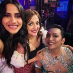 Monali Thakur Instagram - 😛 watch us in a crazy banter with @renil.abraham on @amazonminitv @amazonprime talk show #byinviteonly season 3. I speak so fast 🙈😝.. @nikhitagandhiofficial 😘 . . #monali #monalithakur #talkshow #fun #vodka #banter #indian #amazonprime #amazonminitv