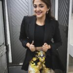 Monali Thakur Instagram - Ji..🌸🧚🏻‍♀️🙏🏻🤍👑.. . . #monali #monalilive #adrenalin #versace #night #indiatour #november #2023 #delhi