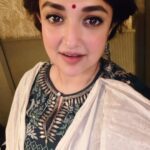 Monali Thakur Instagram - #blurry #photodump #diwali #zero #fucks given to moronic sick minded useless humans and their #trolls .. lotsa love to the rest 🌸🍀..