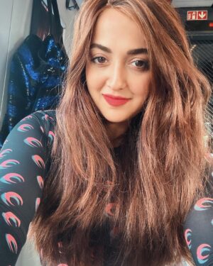 Monali Thakur Instagram - Selfie photo dumping time.. train mein wellapanti! ..
.
.
#monali #monalithakur #europe #travelgram #goodlife #purposeful #life #motivated #balanced #stable #strong #mind #iknowwhatiwant #dontwant #maggots 🌸🧚🏻‍♀️🤍