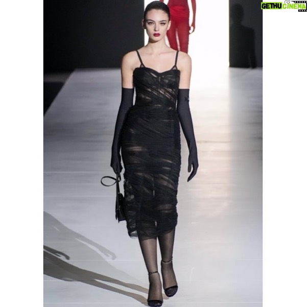 Monica Bellucci Instagram - ❤Deva @d.casseluxxi @dolcegabbana fashion show in Milano #devacassel#dgfw2023#dolcegabbana#fashionweek#milano#italy#blackdress