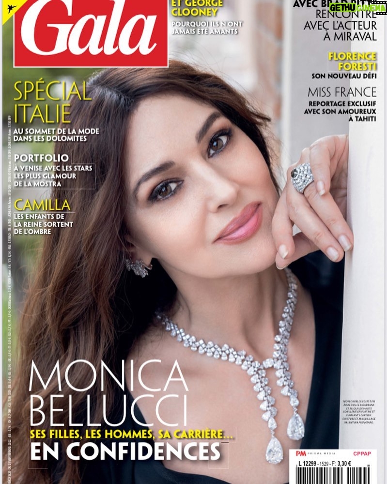Monica Bellucci Instagram - ❤Cover Story just out today @galafr Photo in Venice by @thomasvollaire Jewelry @cartier Dress @dolcegabbana Hair and makeup @vpignataro #monicabellucci#coverstory#gala#jewelry#cartier#cartierdiamonds#dress#dolcegabbana#closeup#venice
