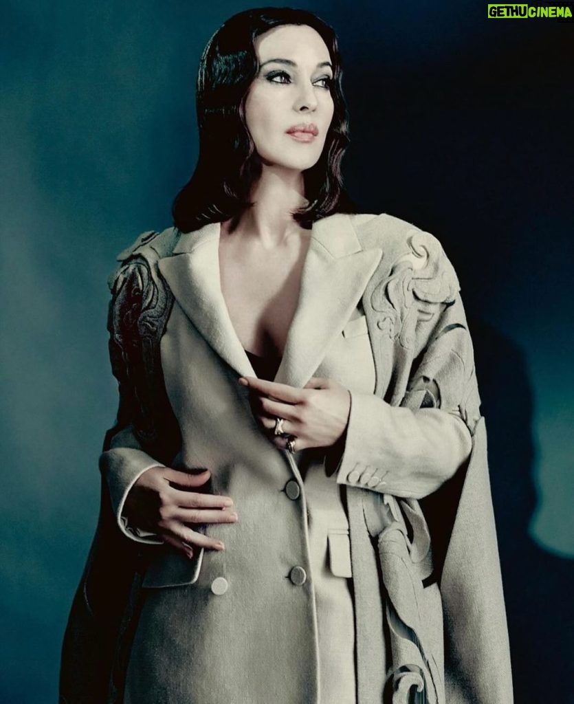 Monica Bellucci Instagram - ❤Photo by Paolo Roversi @roversi for @vogueczechoslovakia Editor in Chief @danicakovar Publisher @michaelaseewald_v24 Fashion Editor @milenazhu Stylist @veronica_bergamini Jewellery Cartier Outfit @maisonvalentino Hair @johnnollet @caritaparis Mua @letiziacarnevale #monicabelucci#coverstory#voguecz#photooftheday#paoloroversi#jewelry#cartier