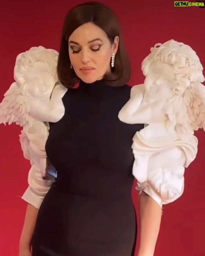 Monica Bellucci Instagram - ❤Blessed to have my two daughters, my angels around me who give me wings 🥰 Happy Mother’s Day 🌹 On the set @vanityfairfrance Dress @dolcegabbana Jewels @cartier Hair @johnnollet Mua @letiziacarnevale