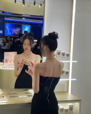 Mun Ka-young Instagram - with #dgbeauty 🇭🇰