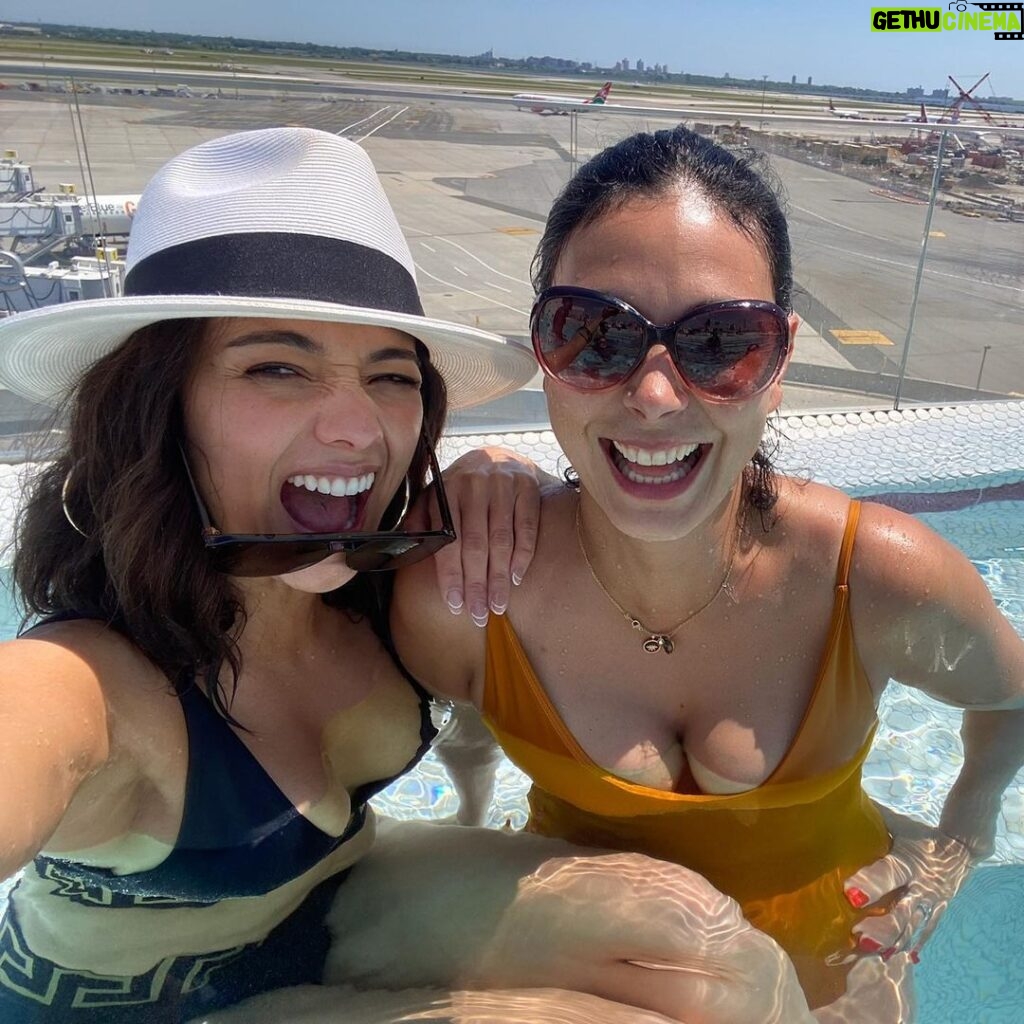 Morena Baccarin Instagram - Sunday funday as they say ☀️