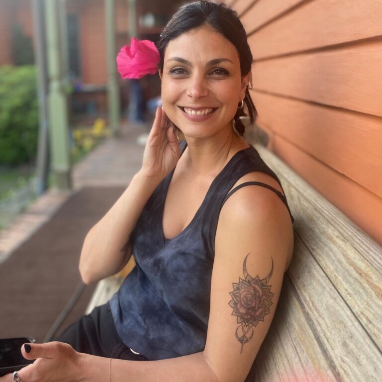 Morena Baccarin Instagram - Getting into character 🌸