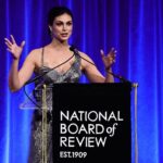 Morena Baccarin Instagram - I had the honor of presenting the NBR Freedom of Expression Award to Flee. Don’t miss this beautiful and powerful film. It will change you. Swipe for the trailer 👉